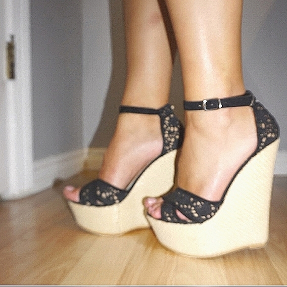 *Relisted* Chase & Chloe Women's Black Lace Criss Cross Toe Wedges Platforms 7 - Picture 4 of 16